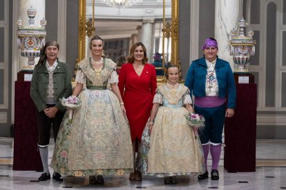 Las Falleras Mayores de Valencia, Berta Peiró  y Lucía García, junto a la alcadesa de Valencia, María José Catalá, y el presidente de Junta Central Fallera, Santiago Ballester