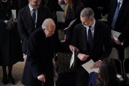 Juan Carlos I y Felipe VI, en el funeral de Constantino en el Reino Unido.