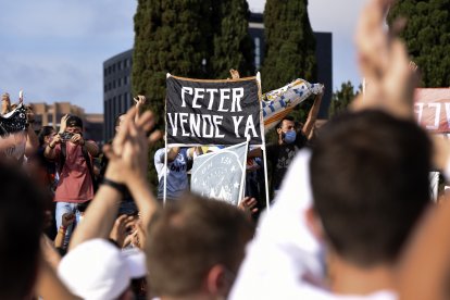 Aficionados del Valencia CF contrarios a la gestión de Peter Lim