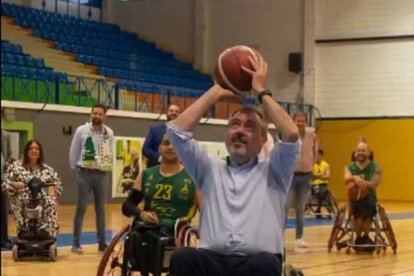 El secretario general del PSOE-A, Juan Espadas, jugando al baloncesto en Vélez-Málaga.