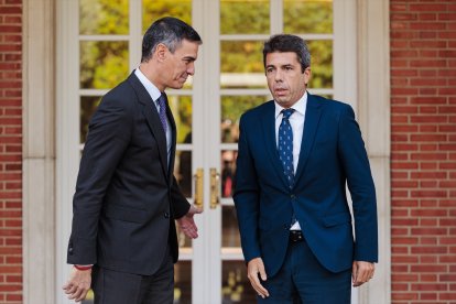 El presidente del Gobierno, Pedro Sánchez con el presidente de la Comunidad Valenciana, Carlos Mazón.