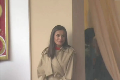 La Reina Letizia protegiéndose de la lluvia el pasado 12 de octubre.