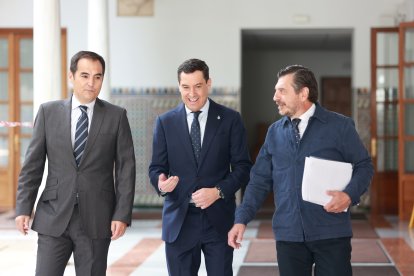 El presidente andaluz Juanma Moreno con el portavoz del PP-A, Toni Martín, y el consejero de Justicia en el Parlamento.