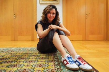 Una de las fotos que ha colgado Isabel Díaz Ayuso con las zapatillas que han hecho furor.