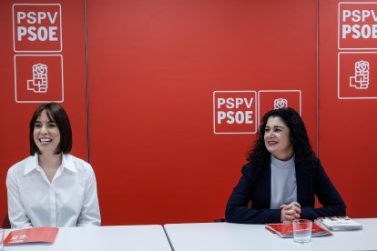 La secretaria de CCOOPV, Ana García, y la ministra y líder del PSPV, Diana Morant.