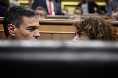 El presidente del Gobierno, Pedro Sánchez y la vicepresidenta primera y ministra de Hacienda, María Jesús Montero.