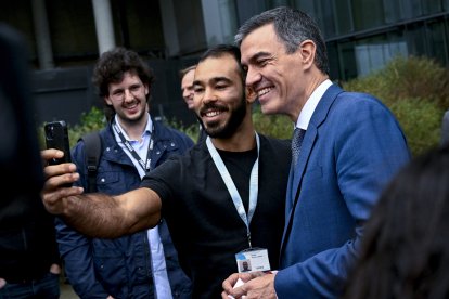 El presidente del Gobierno, Pedro Sánchez  se hace una foto durante su visita a la sede del IMEC.