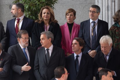 (Foto de ARCHIVO)
(Fila medio I-D) Los expresidentes del Gobierno Marino Rajoy; José Luis Zapatero; José María Aznar y Felipe González posan a su salida del acto de jura de la Constitución ante las Cortes Generales, en el Congreso de los Diputados, a 31 de octubre de 2023, en Madrid (España). La Princesa Leonor jura hoy la Constitución ante las Cortes Generales con motivo de su 18 cumpleaños al igual que hizo su padre al cumplir su mayoría de edad. Este acto solemne tiene un marcado carácter simbólico. En él se escenifica la continuidad de la monarquía parlamentaria y después de él, la Princesa Leonor se convertirá ya de pleno derecho en la heredera del trono. Conforme con lo previsto en la Carta Magna en caso de muerte, incapacidad o abdicación de Felipe VI la Princesa Leonor podría sucederle de forma inmediata.

Eduardo Parra / Europa Press
31 OCTUBRE 2023;MADRID;CONGRESO DE LOS DIPUTADOS;JURA DE CONSTITUCIÓN;CORTES GENERALES;PRINCESA LEONOR
31/10/2023