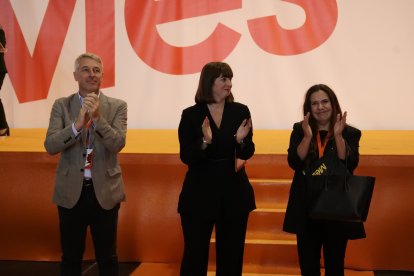 Amparo Piquer (centro), secretaria general de Més-Compromís, junto a los otros candidatos