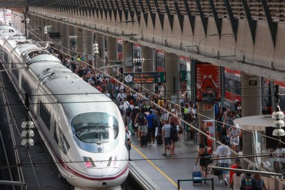 Viajeros en los andenes de la estación de tren. Imagen de archivo
Leer más: https:/www.europapress.es/andalucia/sevilla-00357/noticia-retrasos-trenes-ave-origen-destino-sevilla-incidencia-sistema-electrificacion-20240802082345.html

(c) 2024 Europa Press. Está expresamente prohibida la redistribución y la redifusión de este contenido sin su previo y expreso consentimiento.

Rocío Ruz / Europa Press
02/8/2024