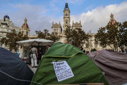 Tiendas de campaña con carteles durante la acampada de vivienda en la Plaza del Ayuntamiento