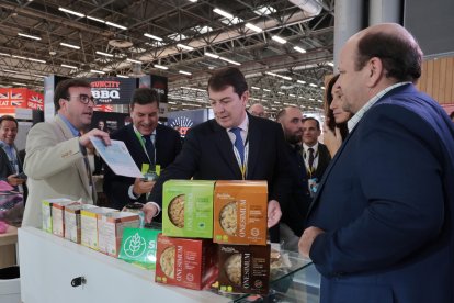 El presidente de Castilla y León, Alfonso Fernández Mañueco, durante su visita al Salón Internacional de la Alimentación en París.