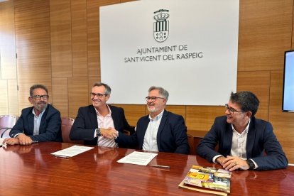 El alcalde, Pachi Pascual, y el concejal de Fiestas, Cristian Gil, han acompañado al presidente de la Federación, Ricardo Bernabeu, y al director general de Aguas de Alicante, Sergio Sánchez