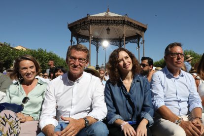 (I-D) Cuca Gamarra, Feijóo, Ayuso y Alfonso Serrano durante un acto del PP.