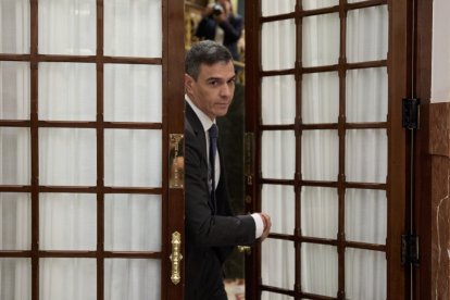 El presidente del Gobierno, Pedro Sánchez, sale de una sesión plenaria, en el Congreso de los Diputados