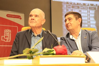 El secretario general del PSOE de Jaén, Francisco Reyes, junto al ex presidente de la Junta de Andalucía y ex secretario general del PSOE-A Manuel Chaves.

REMITIDA / HANDOUT por PSOE JAÉN
Fotografía remitida a medios de comunicación exclusivamente para ilustrar la noticia a la que hace referencia la imagen, y citando la procedencia de la imagen en la firma
21/10/2024