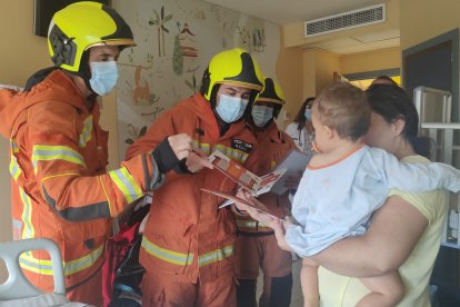 Visita de los bomberos en el hospital de Xàtiva