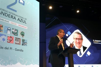 El presidente de la Diputación de Alicante, Toni Pérez, ha participado esta mañana en la inauguración del 2º Congreso Internacional de Bandera Azul