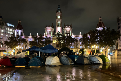 Acampada por la vivienda en la plaza del Ayuntamiento de Valencia