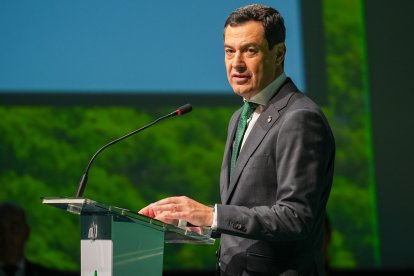 El presidente de la Junta de Andalucía, Juanma Moreno interviene en el Congreso de Cambio Climático de Andalucía, celebrado en Jerez.