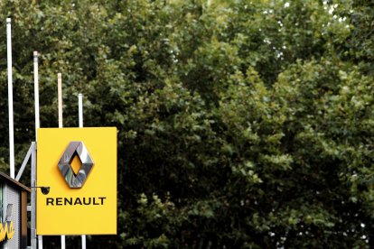 Archivo - Logo de Renault en un concesionario.