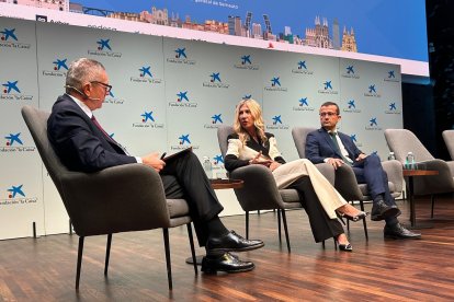 La vicepresidenta del Gobierno de Aragón, Mar Vaquero, en la jornada sobre 'Presente y futuro de la automoción en España', organizada por Fomento del Trabajo.