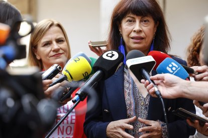 La delegada del Gobierno en la Comunidad Valenciana, Pilar Bernabé (i), y la ministra de igualdad, Ana Redondo