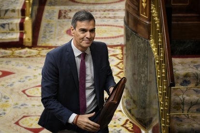 El presidente del Gobierno, Pedro Sánchez, sale de una sesión de control al Gobierno en el Congreso de los Diputados.