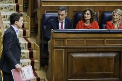 Sánchez observa a Íñigo Errejón