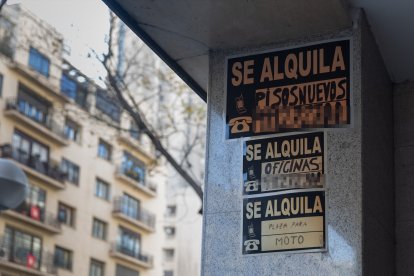 Carteles de 'Se alquila' pegados en un edificio.