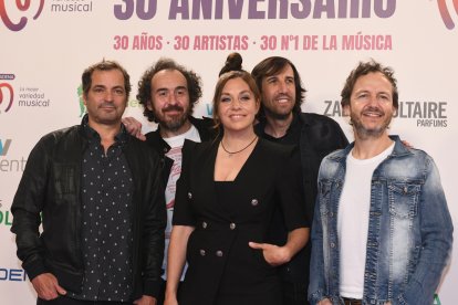 El grupo La Oreja de Van Gogh junto a Leire Martínez