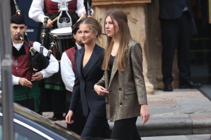 La Princesa Leonor y la Infanta Sofía a la salida del Hotel Reconquista para dirigirse al Teatro Campoamor ante la ceremonia de entrega de los 'Premios Princesa de Asturias'