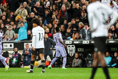 Vinicius celebra un gol en Mestalla.