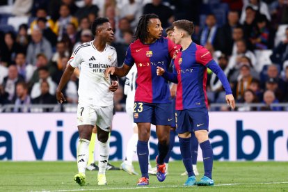 Vinicius y Gavi, discutiendo en el Clásico.