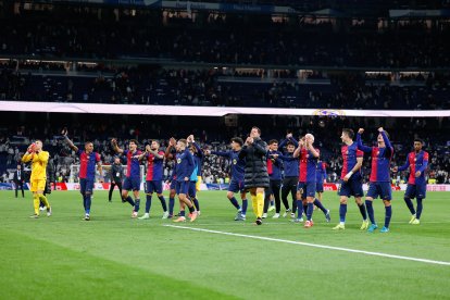 Los jugadores del Barcelona celebran en el Santiago Bernabéu.