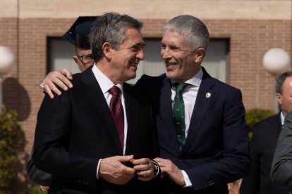 El exdirector general de la Guardia Civil, Leonardo Marcos (i) y el ministro de Interior, Fernando Grande-Marlaska.