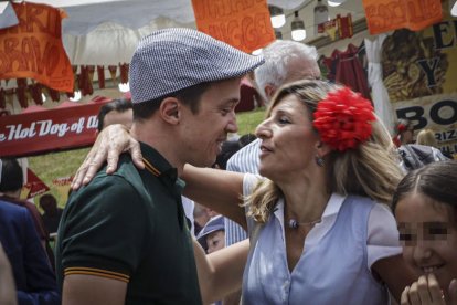 Yolanda Díaz le da un beso a Íñigo Errejón