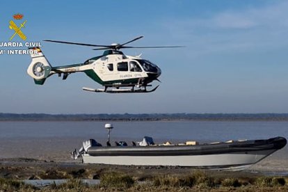 (Foto de ARCHIVO)
Helicóptero de la Guardia Civil sobre una embarcación incautada tras una operación contra el narcotráfico en Cádiz, por donde se introducía hachís usando también el río Guadalquivir

GUARDIA CIVIL
23/9/2022