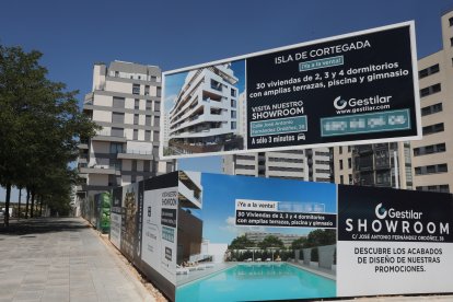 Cartel de una promotora anunciando la construcción de un edificio de viviendas en Madrid (España), a 6 de julio de 2020. El precio medio de la vivienda terminada (nueva y usada) en España ha descendido un 1,1% desde el inicio del estado de alarma, según el índice general de la estadística Tinsa IMIE General y Grandes Mercados.

Marta Fernández / Europa Press
06 JULIO 2020 OBRAS;CONSTRUIR;GRÚA
06/7/2020