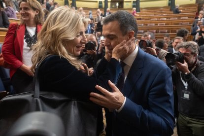 La líder de Sumar, Yolanda Díaz, saluda a Pedro Sánchez tras ser nombrado presidente.