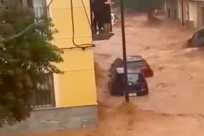 Una de las calles de Utiel completamente anegadas por el agua