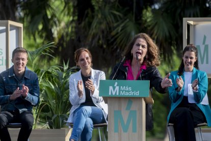 Carla Antonelli da un discurso en un acto de Más Madrid con Íñigo Errejón, Rita Maestre y Mónica García.