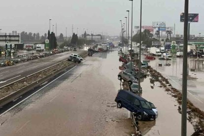 Pista de Silla en Valencia (V-21) tras el paso de la DANA