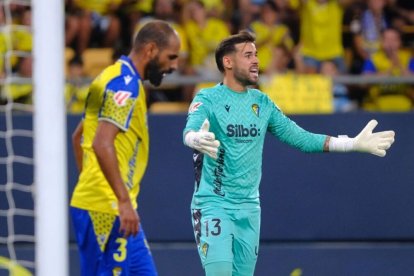 Fali, defensa central del Cádiz, y José Antonio Caro, tras encajar uno de los cuatro goles frente al Real Zaragoza