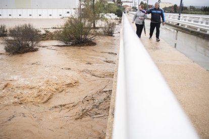 Varias personas observan la crecida del río Magre, a 29 de octubre de 2024, en Alfarp, Valencia, Comunidad Valenciana