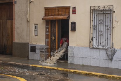 Un hombre achica agua en Llombai