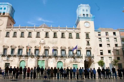 Minuto de silencio en el Ayuntamiento de Alicante