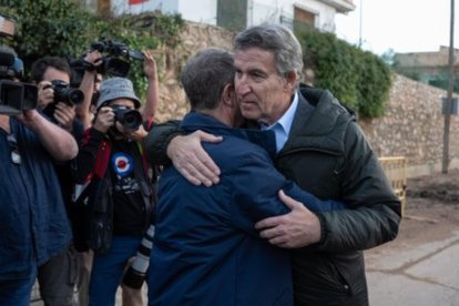 El líder del PP, Alberto Núñez Feijóo, se abraza con Emiliano García-Page, presidente de Castilla-La Mancha, en su visita a Letur.