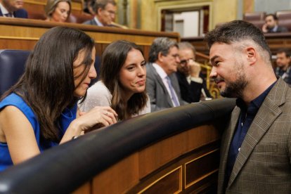 Gabriel Rufián conversa con Ione Belarra e Irene Montero