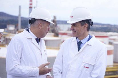 El presidente del gobierno de España, Pedro Sánchez, (d) habla con el presidente de la diputación de Cádiz, Juan Carlos Ruiz Boix, (i) durante la presentación del proyecto de Cepsa 'Valle andaluz del Hidrógeno Verde' en la Refinería Cepsa de San Roque, a 1 de diciembre de 2022 en Cádiz (Andalucía, España). La petrolera Cepsa, ha presentado en el día de hoy su nuevo proyecto que verá la luz, y se pondrá en funcionamiento, en 2037. Un corredor de Hidrógeno verde que conectará España con Países Bajos.